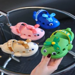 Kinderhausschuhe mit Cartoon-Flugzeug - Sommerschuhe für draußen