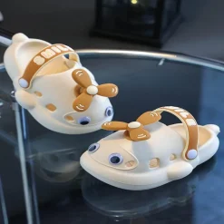 Kinderhausschuhe mit Cartoon-Flugzeug - Sommerschuhe für draußen