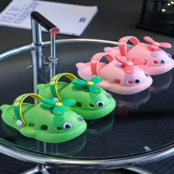 Kinderhausschuhe mit Cartoon-Flugzeug - Sommerschuhe für draußen