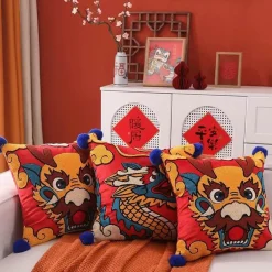 Kissenbezug „Drachenjahr“ 45 x 45 cm – bestickt mit Haarball-Dekor