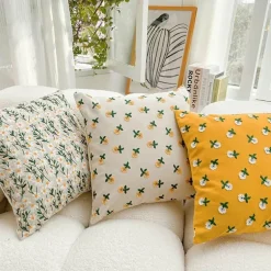 Kissenbezug mit Blumenstickerei – pastoraler Wohndekor-Akzent