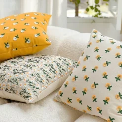 Kissenbezug mit Blumenstickerei – pastoraler Wohndekor-Akzent