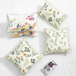 Kissenbezug mit botanischem Blumenmuster – Dekorativer Kissenbezug im Landhausstil