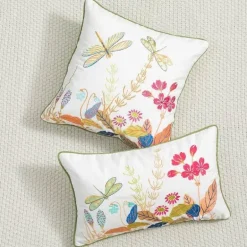 Kissenbezug mit botanischem Blumenmuster – Dekorativer Kissenbezug im Landhausstil