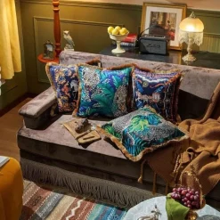 Kissenbezug mit Dschungeltieren – Luxus-Satin mit goldenen Quastenfransen