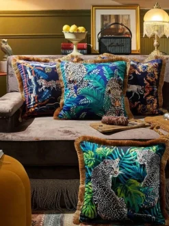 Kissenbezug mit Dschungeltieren – Luxus-Satin mit goldenen Quastenfransen