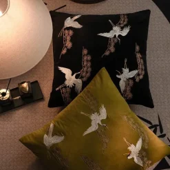 Kissenbezug mit Kiefernkranich-Stickerei – Stilvoller Akzent für die Inneneinrichtung