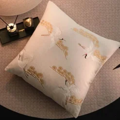 Kissenbezug mit Kiefernkranich-Stickerei – Stilvoller Akzent für die Inneneinrichtung