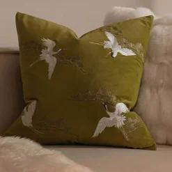 Kissenbezug mit Kiefernkranich-Stickerei – Stilvoller Akzent für die Inneneinrichtung