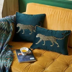 Kissenbezug mit Leopardenstickerei – Dekoratives Akzentkissen mit Tiermuster