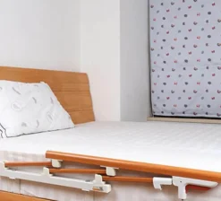 Klappbarer Handlauf am Bett – Stützgeländer für die Altenpflege