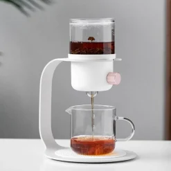 Klassische Teekanne im nordischen Stil