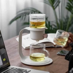 Klassische Teekanne im nordischen Stil