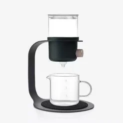 Klassische Teekanne im nordischen Stil