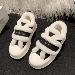 Klobige Plateauschuhe – Plüsch-Schuhwerk mit erhöhtem Absatz