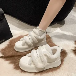 Klobige Plateauschuhe – Plüsch-Schuhwerk mit erhöhtem Absatz