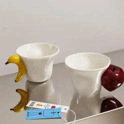 Kreative 3D-Kaffeetasse – Bananen-Apfel-Griffdesign