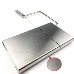 Käsehobel aus Edelstahl mit Ersatzdraht. Unverzichtbares Küchengerät für perfekt geschnittenen Käse.