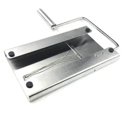 Käsehobel-Set aus Edelstahl. Unverzichtbare Reibewerkzeuge für die mühelose Käsezubereitung.