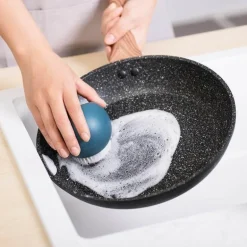 Kugelförmige Reinigungsbürste aus Silikon