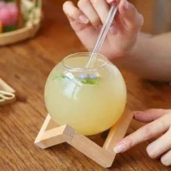 Kugelförmiges Gläserset - Kaffee-, Saft- und Cocktailbecher mit Strohhalm auf Holzbasis
