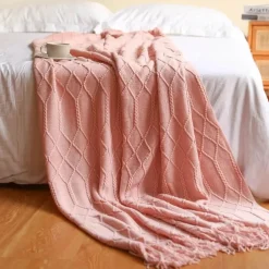 Kuschelige Strickdecke – Sofakomfort im Winter