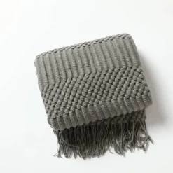 Kuschelige Strickdecke – Sofakomfort im Winter