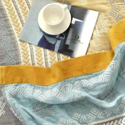 Leichte Baumwollgazedecke mit Streifen - Sommer-Reisehandtuchdecke