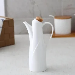 Ölflasche aus Keramik – einfaches Dosierwerkzeug für die Küche in reiner Farbe