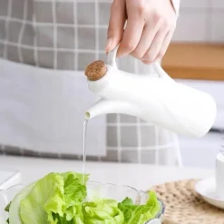 Ölflasche aus Keramik – einfaches Dosierwerkzeug für die Küche in reiner Farbe