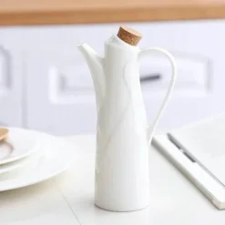 Ölflasche aus Keramik – einfaches Dosierwerkzeug für die Küche in reiner Farbe