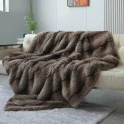 Luxuriöse Felldecke – weicher, gemütlicher Überwurf