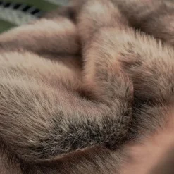 Luxuriöse Felldecke – weicher, gemütlicher Überwurf