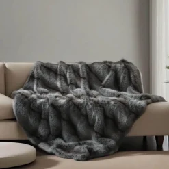 Luxuriöse Felldecke – weicher, gemütlicher Überwurf