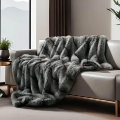 Luxuriöse Felldecke – weicher, gemütlicher Überwurf