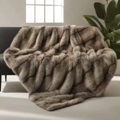 Luxuriöse Felldecke – weicher, gemütlicher Überwurf