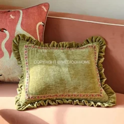 Luxuriöser Chenille-Kissenbezug mit Rüschen in Grün – Dekoratives 35x45-Kissen für stilvolle Wohndekoration