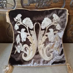 Luxuriöser Kissenbezug aus Samt mit Petunienmotiv – elegantes Sofadekor