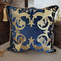 Luxuriöser Kissenbezug aus Samt mit Petunienmotiv – elegantes Sofadekor