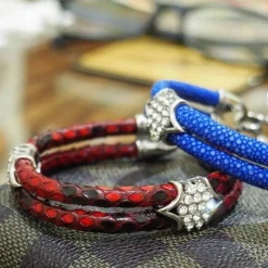 Luxuriöses Pythonlederarmband - Modeschmuck mit Goldakzent