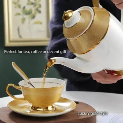 Luxuriöses Teeservice aus Knochenporzellan mit Goldbesatz, Teekanne, Kaffeetassen und Milchkännchen