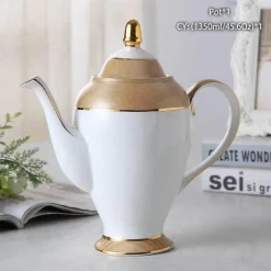 Luxuriöses Teeservice aus Knochenporzellan mit Goldbesatz, Teekanne, Kaffeetassen und Milchkännchen