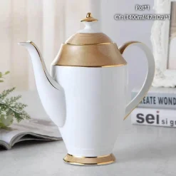 Luxuriöses Teeservice aus Knochenporzellan mit Goldbesatz, Teekanne, Kaffeetassen und Milchkännchen