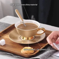 Luxuriöses Teeservice aus Knochenporzellan mit Goldbesatz, Teekanne, Kaffeetassen und Milchkännchen