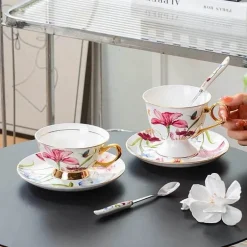 Luxuriöses Teeservice aus Porzellan mit Löffel „Lily“ – elegante Tasse und Untertasse