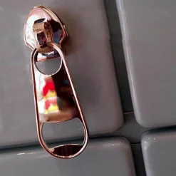 Magnetischer Flaschenöffner – praktischer Reißverschluss-Kappe-Entferner