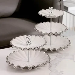 Mehrschichtiger Tortenständer – Elegante Dessertpräsentation mit Wasserwellen