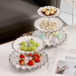Mehrschichtiger Tortenständer – Elegante Dessertpräsentation mit Wasserwellen