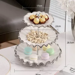 Mehrschichtiger Tortenständer – Elegante Dessertpräsentation mit Wasserwellen