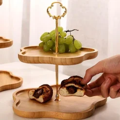 Mehrschichtiger Tortenständer aus Holz – Elegante Dessertpräsentation